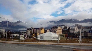 11:14 hs. La carpa de la Plaza Malvinas ya estÃ¡ armada