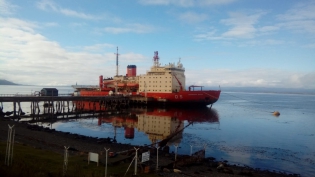 10:56 hs. El rompehielos Almirante Irizar en Ushuaia