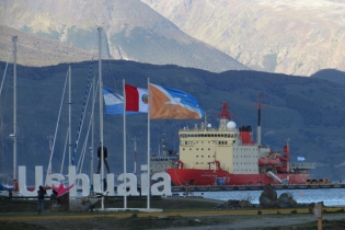 19:14 hs. El rompehielos Almirante Irizar en el muelle de Ushuaia