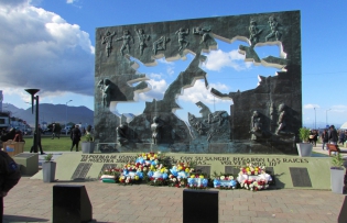 13:26 hs. Ofrendas florales en el monumento a los caÃ­dos en las islas Malvinas