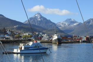 15:32 hs. La bahia Ushuaia en una tarde de sol