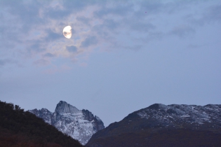 19:30 hs. la luna de Abril