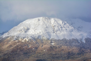 16:51 hs. El cerro La Cloche vestido de nieve