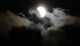 19:03 hs. El eclipse lunar parcial desde Ushuaia