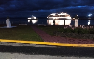 22:49 hs. Los cruceros iluminan la bahÃ­a