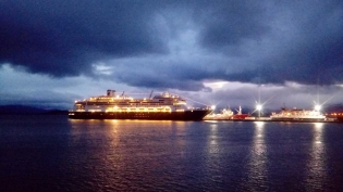 21:59 hs. El anochecer en el puerto