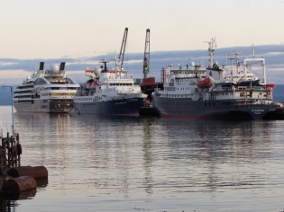 21:47 hs. Cruceros en Ushuaia