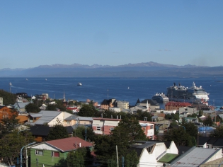 18:57 hs. La bahÃ­a Ushuaia desde la Avenida Alem