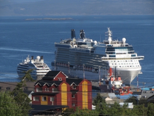 19:02 hs. el crucero Celebrity Eclipse en Ushuaia