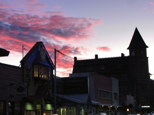 22:09 hs. El centro de Ushuaia en el anochecer