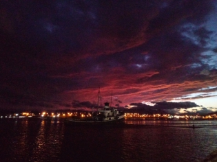 21:34 hs. Cae la noche en el Fin del Mundo