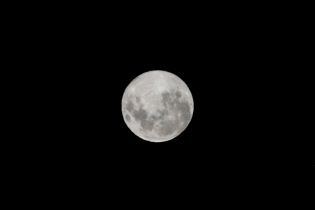 23:53 hs. La luna "rosa" desde Ushuaia