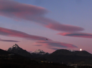 18:57 hs. Tarde de luna en Ushuaia