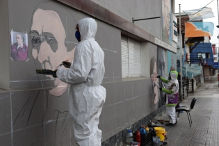 13:04 hs. en el DÃ­a del Periodista pintan un mural alusivo en la fachada de Radio Nacional Ushuaia