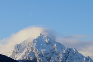 14:39 hs. La luna sobre el monte Olivia