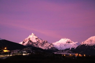 18:59 hs. Un atardecer intenso en Ushuaia