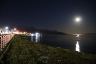 19:20 hs. La luna traza su reflejo sobre el Beagle