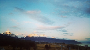 18:54 hs. Atardece sobre las montaÃ±as.