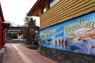 16:27 hs. Mural antÃ¡rtico en la Plaza CÃ­vica