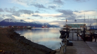 19:20 hs. Acceso al muelle del Club NÃ¡utico en el Paseo Costero