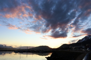 20:27 hs. Un colorido atardecer se refleja en la bahÃ­a