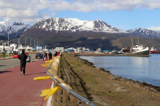 17:38 hs. Una tarde soleada en el paseo costero de Ushuaia