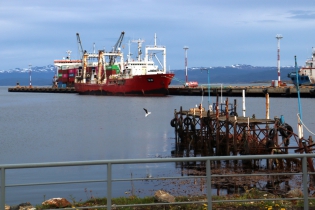 17:59 hs. El pesquero Tai-An en el muelle de Ushuaia