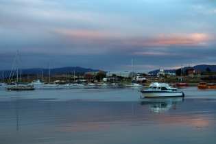 21:54 hs. Reflejos en la bahÃ­a Ushuaia