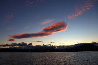 22:07 hs. la Ãºltima nube iluminada por el sol