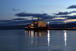 22:58 hs. el rompehielos Irizar en Ushuaia