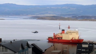 16:01 hs. el helicÃ³ptero Sea King del rompehielos Irizar vuelve a su base