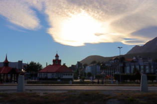 19:59 hs. la tarde en el Paseo de las Rosas