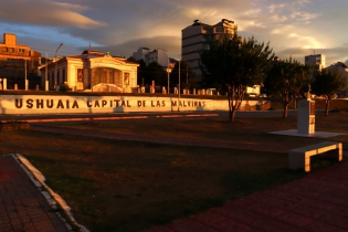 18:33 hs. Ushuaia, Capital de las Malvinas