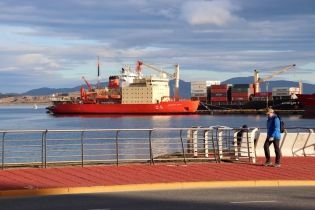 17:37 hs. El rompehielos Irizar en el muelle de Ushuaia