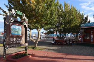 17:45 hs. El clÃ¡sico cartel de Ushuaia en el paseo costero