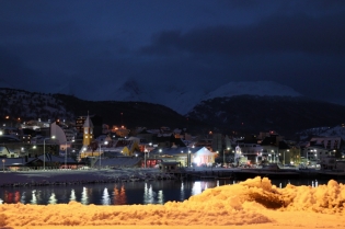 18:05 hs. Cae la tarde en la ciudad cubierta de nieve