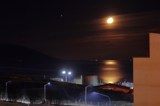 22:47 hs. Impresionante luna encendida sobre el canal Beagle