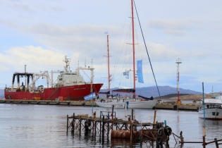 15:00 hs. el motovelero oceanográfico "Dr. Bernardo Houssay" en Ushuaia