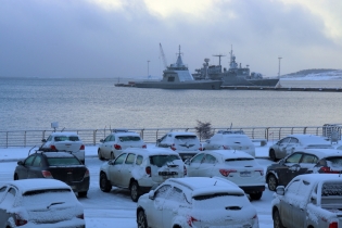 09:53 hs. Buques de la Armada de visita en el muelle