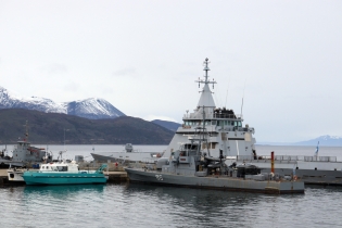 15:05 hs. El patrullero oceánico ARA Bouchard en el muelle de la Base Naval