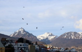 17:33 hs. Ciudad y montañas