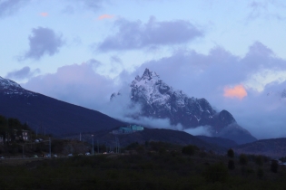 19:33 hs. El monte Olivia al atardecer