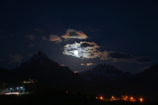 21:34 hs. La luna llena entre el Olivia y el Cinco Hermanos