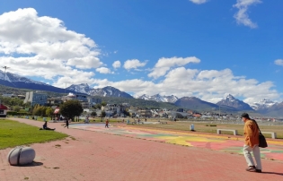 15:18 hs. Jueves de sol pleno en el Paseo de las Rosas