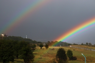 17:07 hs. Un arco iris doble se despliega después de un chubasco