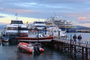 20:40 hs. Muelle de catamaranes