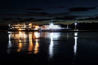 24/11/2021 | 23:22 hs. Los cruceros Hondius y Ocean Victory se recortan en la penumbra