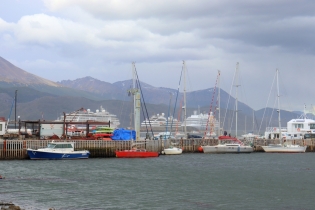 18:35 hs. la tormenta se desplaza sobre el muelle del club náutico