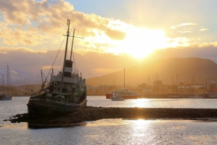 21:04 hs. El Susana y el Saint Christopher en el atardecer