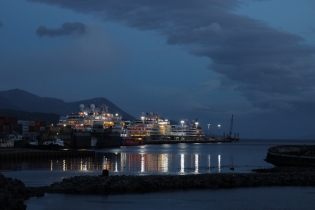 22:33 hs. Tres cruceros iluminan el muelle al caer la noche